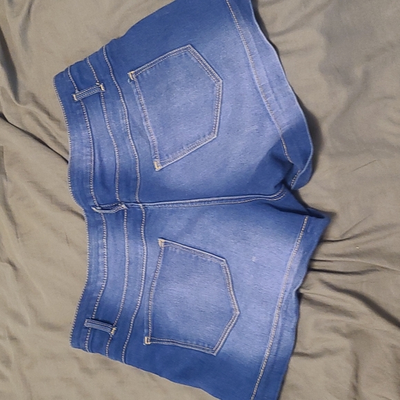 Shorts - Picture 2 of 4